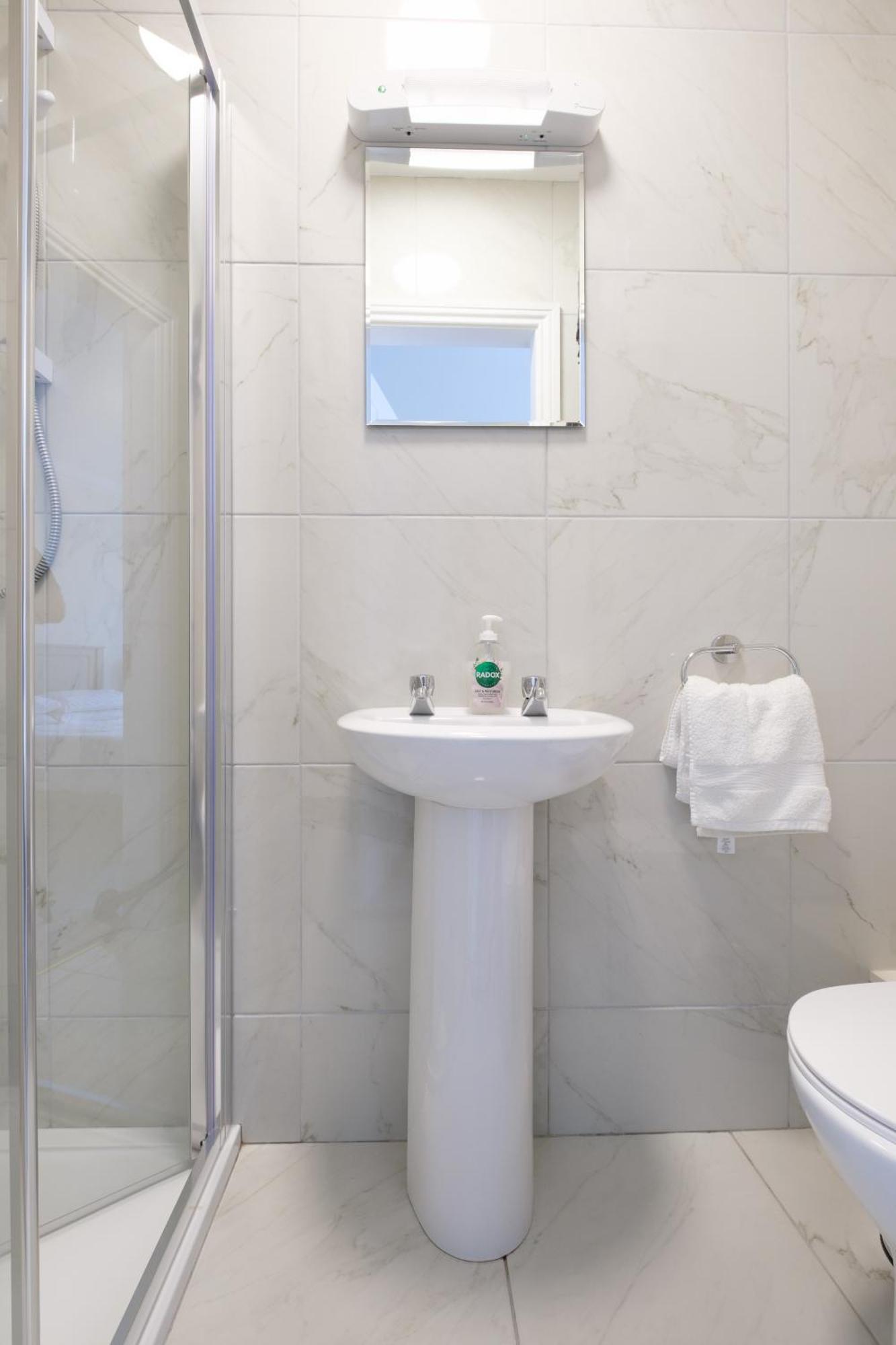 Chambre Quadruple avec Douche